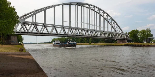 Een Binnenschip Onder Een Spoorbrug Nederland — Stockfoto