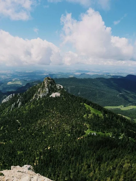 Pionowe Ujęcie Pięknej Góry Porośniętej Lasami Pod Chmurami — Zdjęcie stockowe