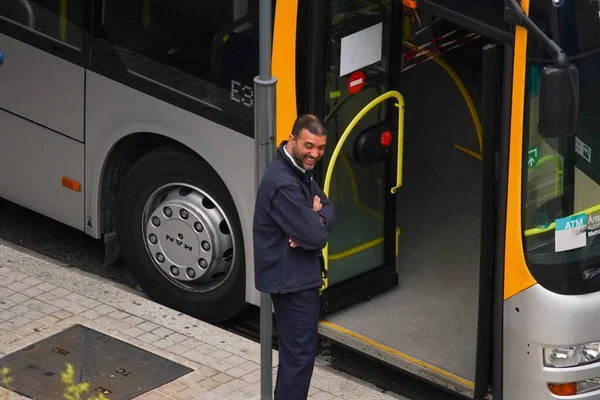 Barcelona Hiszpania Lutego 2020 Kierowca Autobusu Ulicy Podczas Pogotowia Covid — Zdjęcie stockowe