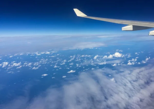 Nuvens Céu Azul Vistas Através Janela Avião — Fotografia de Stock