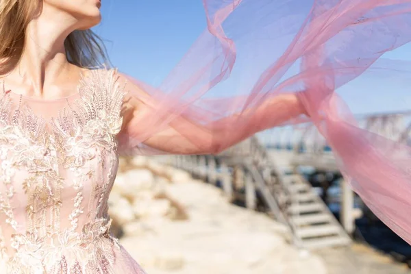 Женщина Розовом Шифонском Платье Гранитной Каменной Стены — стоковое фото