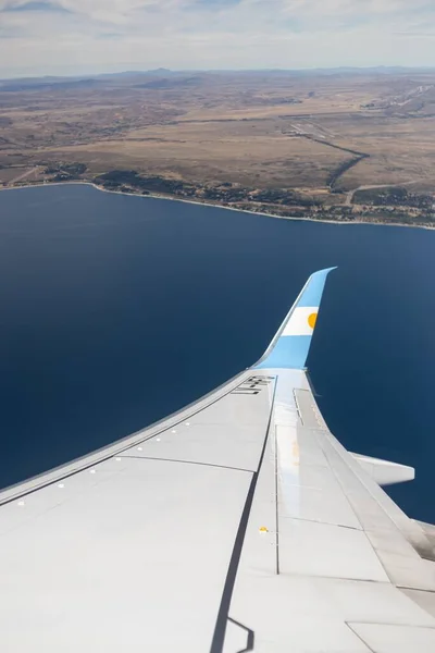 Pionowe Ujęcie Morza Wybrzeża Okna Samolotu Długim Skrzydłem Widzianym Przodu — Zdjęcie stockowe
