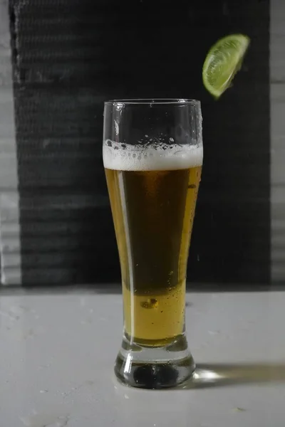 Tiro Vertical Limão Caiu Copo Cerveja — Fotografia de Stock