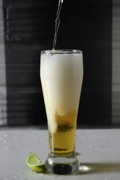 Disparo Vertical Una Cerveza Fría Vierte Vaso Con Una Rodaja —  Fotos de Stock