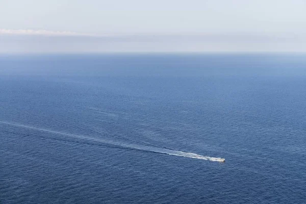 Idylliczny Widok Łodzi Błękitnym Oceanie Przezroczystym Panoramą Idealny Tapetę — Zdjęcie stockowe