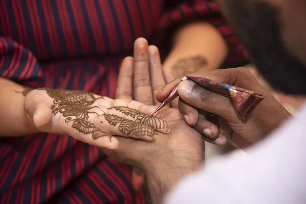 Närbild Bild Hane Ritning Kvinnlig Hand Med Brun Henna — Stockfoto