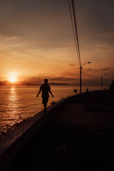 Ein Schöner Blick Auf Eine Männliche Silhouette Die Bei Sonnenuntergang — Stockfoto
