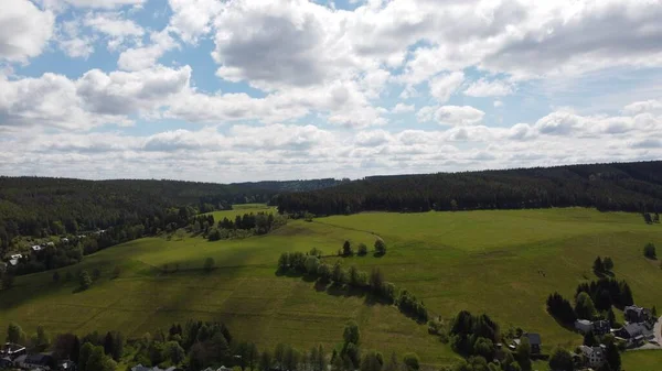 Plano Aéreo Hermoso Paisaje Verde Con Bosques Casas Bajo Cielo —  Fotos de Stock