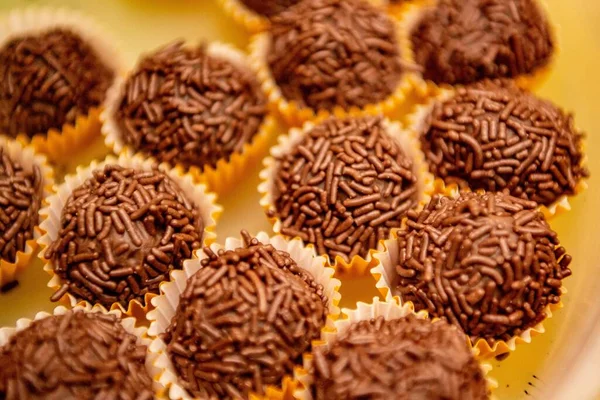 Közelkép Tradicionális Brazil Brigadeiros Csokoládé Édességekről — Stock Fotó