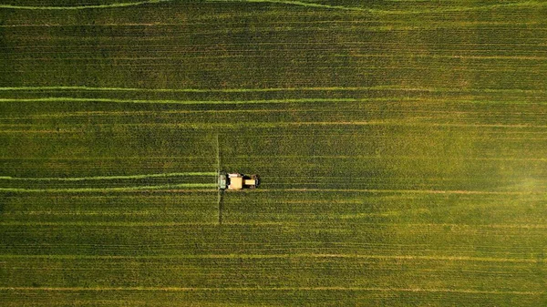 Birds Eye View Tractor Working Green Field — Stock Photo, Image
