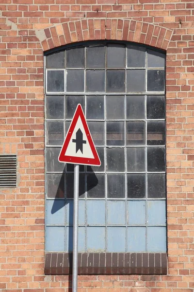 Signo Triángulo Rojo Ferrocarril Fondo Una Vieja Ventana — Foto de Stock