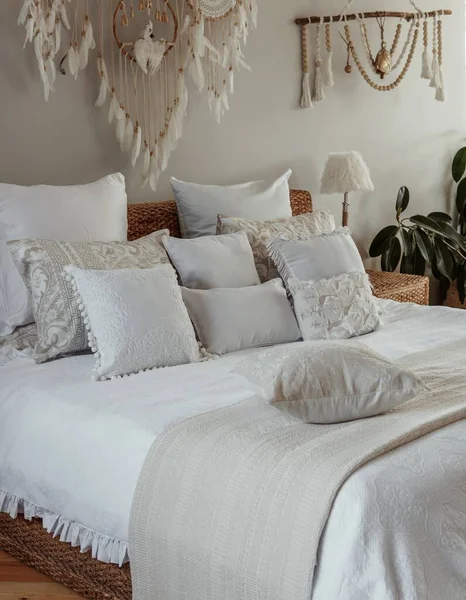 Vertical Shot Bed Beige White Linen — Stock Photo, Image