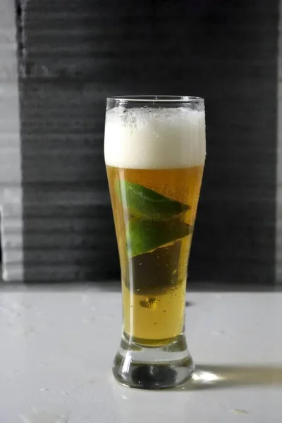 Trago Vertical Vaso Cerveza Fría Con Rodajas Lima —  Fotos de Stock