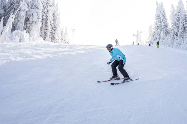 Jeune Skieur Mouvement Avec Beau Paysage Hivernal Arrière Plan — Photo