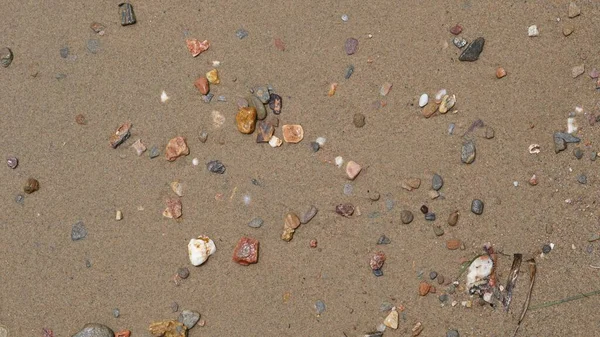 Песчаный Пляж Красочными Камнями — стоковое фото