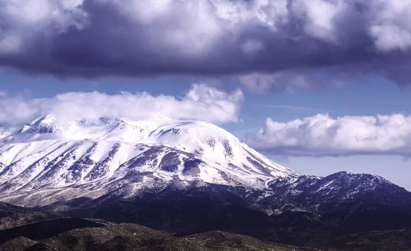 Gündüz Vakti Mavi Bulutlu Gökyüzünün Altında Karla Kaplı Bir Dağ — Stok fotoğraf