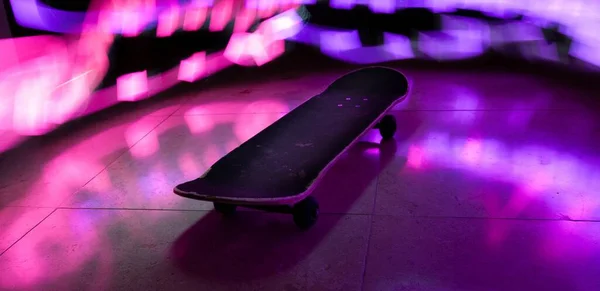 Een Timelapse Shot Van Een Skateboard Met Kleurrijke Lichteffecten — Stockfoto