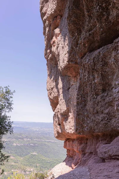 Eine Vertikale Aufnahme Von Zwei Hohen Klippen Mit Wald Hintergrund — Stockfoto