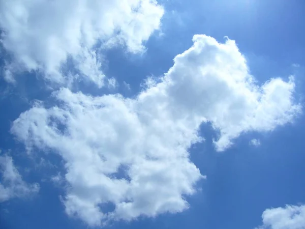 Άσπρα Σύννεφα Σωρός Στο Φωτεινό Γαλάζιο Ουρανό — Φωτογραφία Αρχείου
