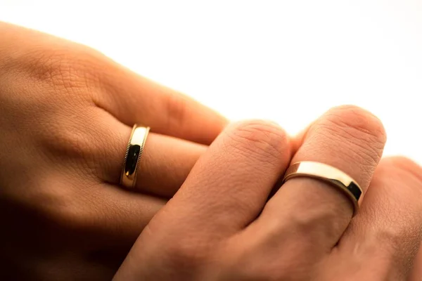 Egy Közeli Felvétel Hagyományos Arany Jegygyűrűkről Szerelmet Szimbolizálva — Stock Fotó