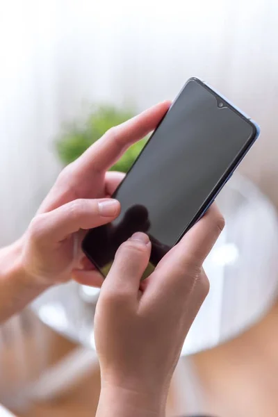 Disparo Vertical Una Mano Femenina Sosteniendo Smartphone — Foto de Stock