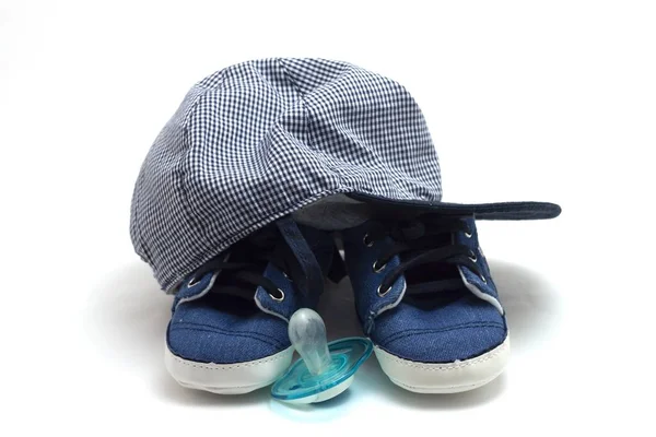 Zbliżenie Zdjęcia Niebieskich Dziecięcych Butów Czapki Smoczka Izolowane Białym Tle — Zdjęcie stockowe