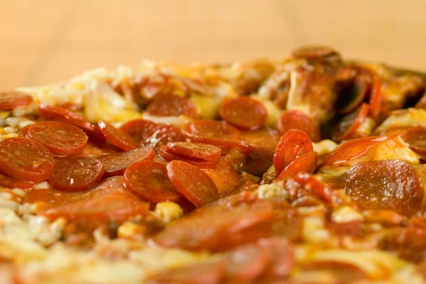 Uma Foto Close Deliciosa Pizza Pepperoni Recém Assada — Fotografia de Stock