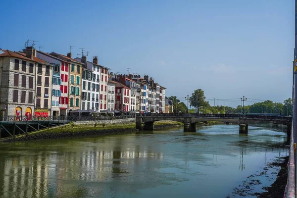 Bayonne Nive Nehri Nde Binaları Olan Tarihi Bir Şehir — Stok fotoğraf