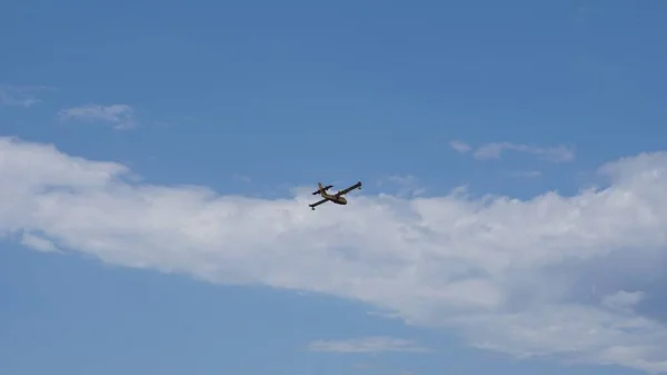 在蓝天背景下飞行的飞机 — 图库照片