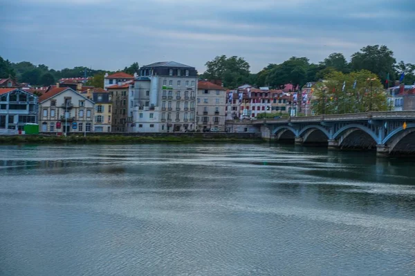 Μπαγιόν Ιστορική Πόλη Στη Γαλλία Κτίρια Στον Ποταμό Nive — Φωτογραφία Αρχείου