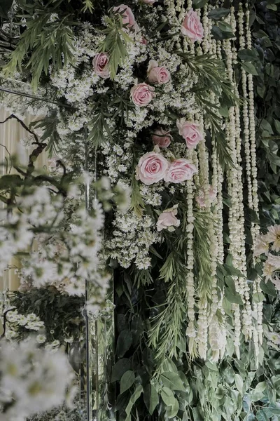 Вертикальный Снимок Букета Маленьких Красочных Цветов Запечатленных Свадебной Церемонии — стоковое фото