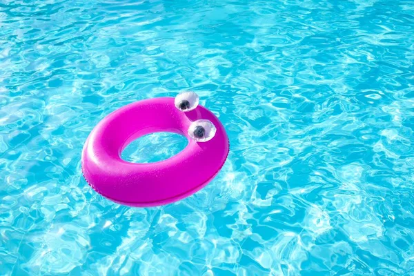 Rózsaszín Felfújható Gyűrű Vízen Egy Medencében Napfény Alatt — Stock Fotó