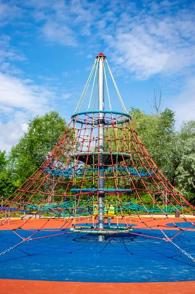 Eine Metalltafel Mit Langen Seilen Auf Dem Spielplatz Unter Blauem — Stockfoto