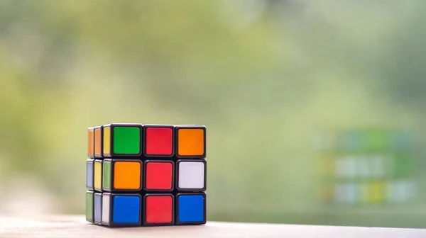 一张未解决的Rubik立方体在桌子上的特写照片 — 图库照片