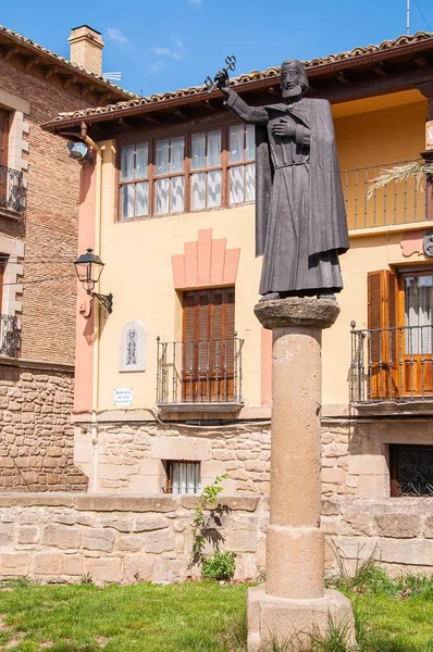 Eine Vertikale Aufnahme Einer Männlichen Statue Vor Einem Gebäude Unter — Stockfoto