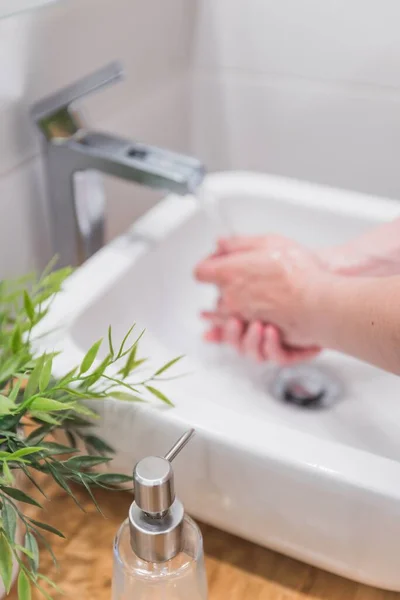 Disparo Vertical Una Hembra Lavándose Las Manos Con Agua Jabón — Foto de Stock