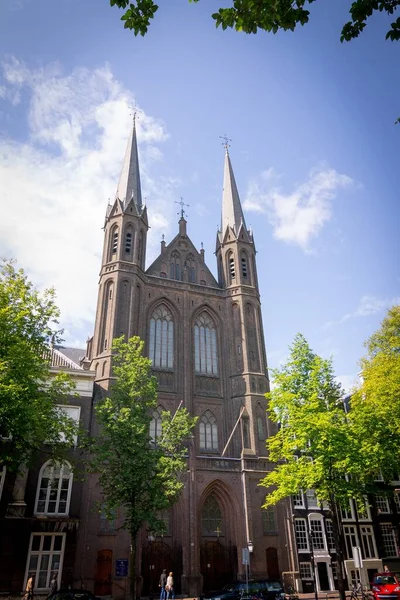 Svislý Nízký Úhel Záběru Velkolepé Krijtbergské Katedrály Zajaté Amsterdamu Nizozemsko — Stock fotografie