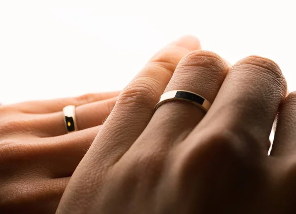 Egy Közeli Felvétel Hagyományos Arany Jegygyűrűkről Szerelmet Szimbolizálva — Stock Fotó