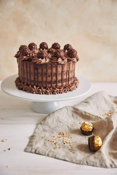 Вертикальный Снимок Вкусного Шоколадного Торта Тарелке Рядом Кусочками Шоколада — стоковое фото