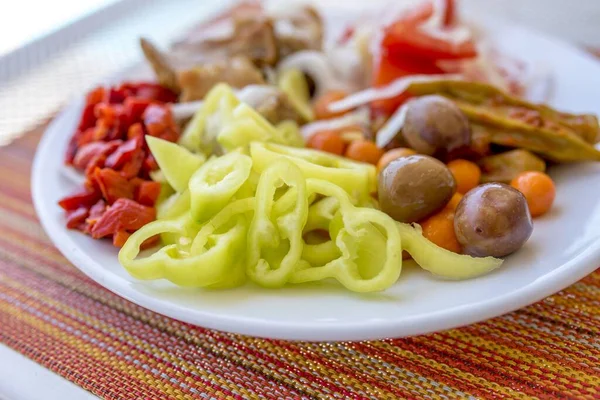 蔬菜和烤肉的特写镜头 上面有洋葱放在桌上的盘子里 — 图库照片