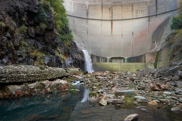 Het Water Dat Uit Dam Komt Voor Rotsen — Stockfoto