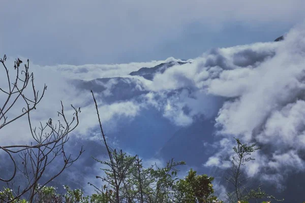 Alte Montagne Coperte Dalle Soffici Nuvole — Foto Stock