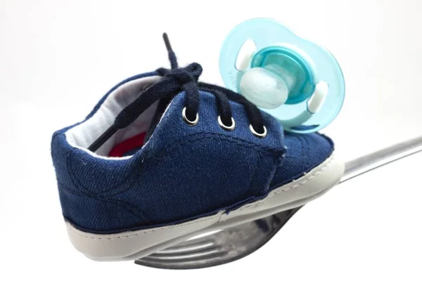 Tiro Close Sapato Bebê Azul Chupeta Garfo Isolado Fundo Branco — Fotografia de Stock