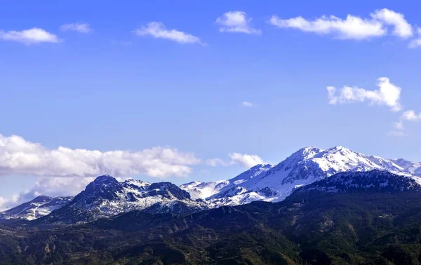 昼間は青空の下 雪に覆われた山々の風景 — ストック写真