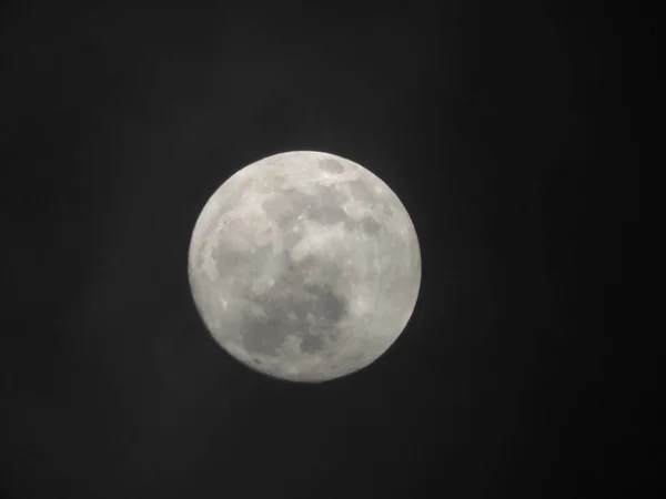 在漆黑的夜空中拍摄了一张美丽的满月特写 — 图库照片