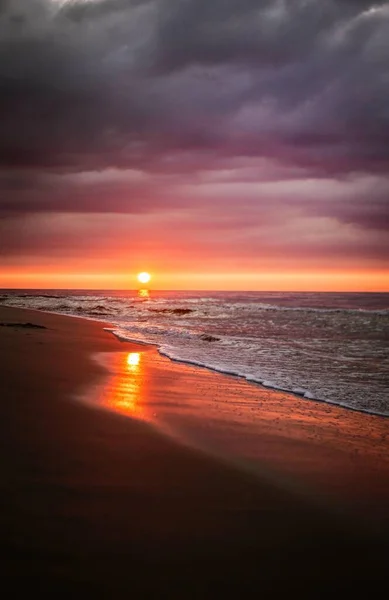Вертикальний Знімок Заходу Сонця Над Пляжем Хмарному Небі — стокове фото