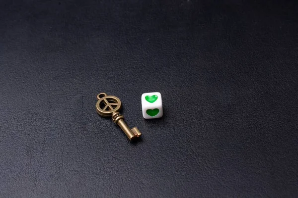 Eski Bir Anahtarın Yakın Çekimi Arka Planda Kalp Işareti Olan — Stok fotoğraf