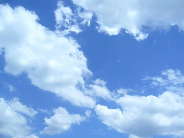 Μια Οριζόντια Λήψη Υδρατμών Που Συμπυκνώνεται Φουσκωτά Σύννεφα — Φωτογραφία Αρχείου