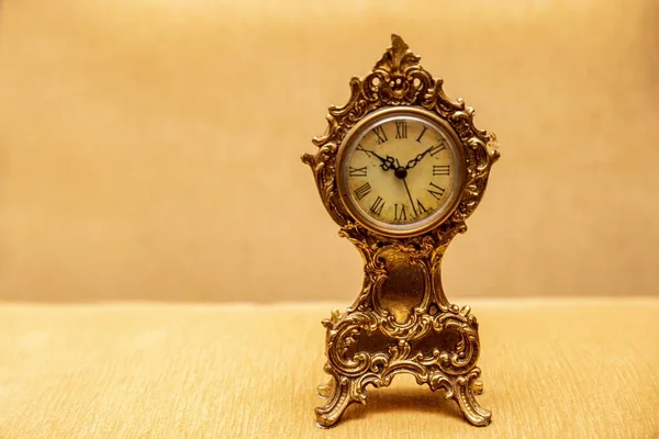 Primo Piano Orologio Oro Decorativo Una Superficie Strutturata Con Uno — Foto Stock