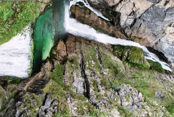 Gyönyörű Kilátás Nyílik Nagy Sziklák Vízesés Triglav Nemzeti Park Szlovénia — Stock Fotó